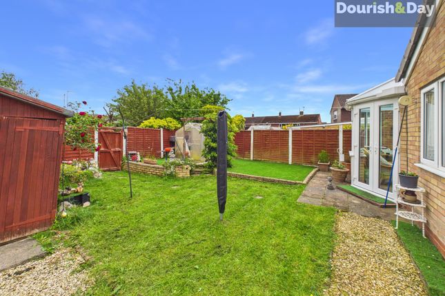 8 Carder Avenue, Stafford photo 3