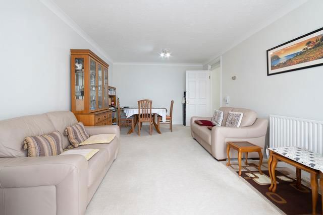 3 Hamilton Square, Sandringham Gardens, London photo 4