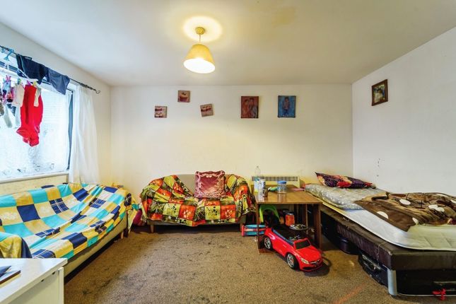 77, Burket Close, Southall photo 3