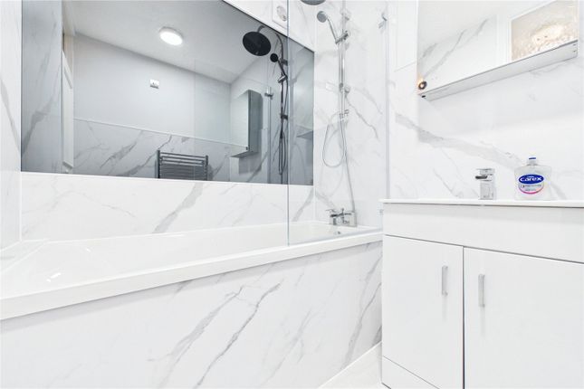 34 Hartslock Court,, Shooters Hill, Reading photo 3