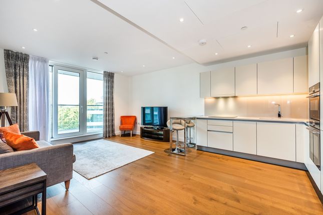 Flat to rent in Queenstown Road, London