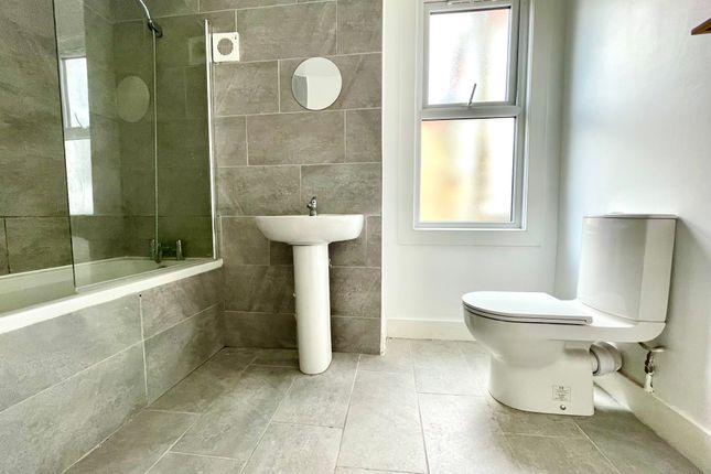 Garratt Lane, London SW18, 3 bedroom flat to rent - 64958113 ...