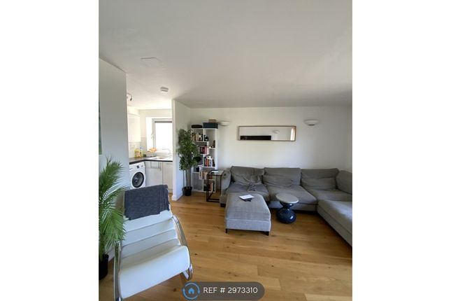 Flat, Tideham House Merbury Close, London photo 3