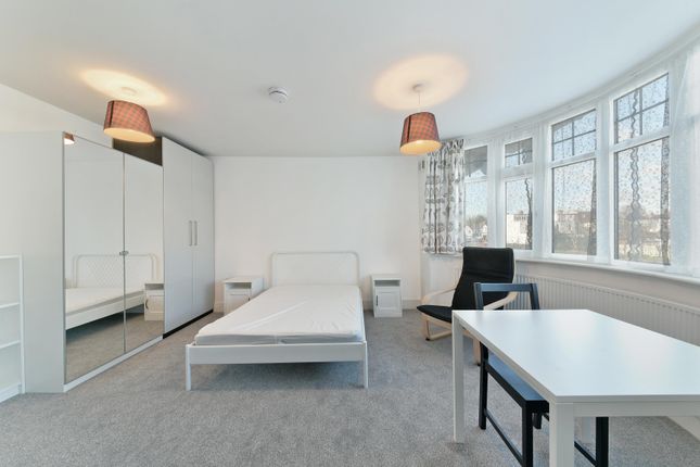 Flat 2, 661, Great West Road, ISLEWORTH photo 5