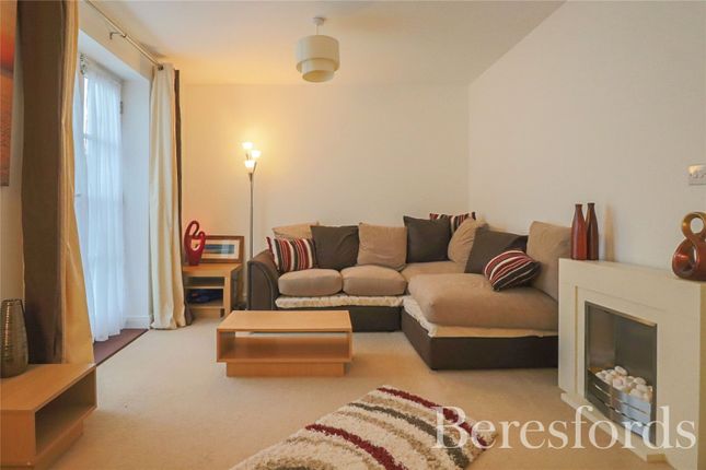 81, Wood Grove, Witham photo 3