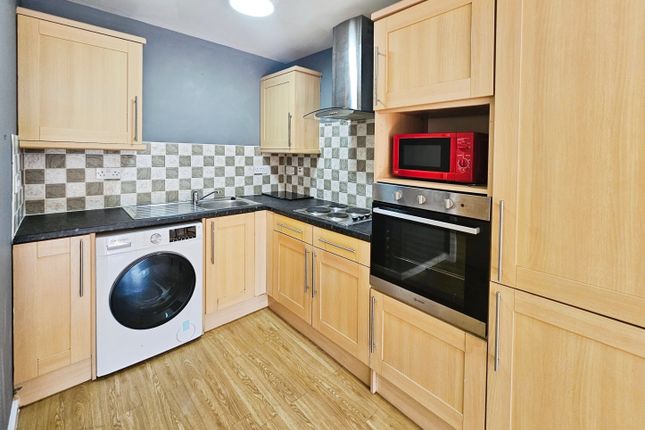 10, Brackendale Court, Bradford photo 2