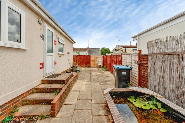 8, Laburnum Court, Horley photo 4