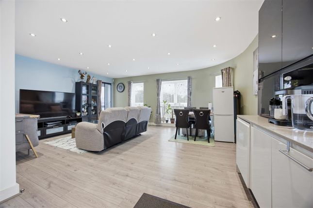 Flat 4, Westcourt, 107 West Drayton Road, Uxbridge photo 3