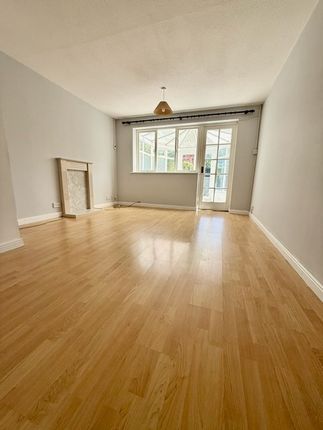 Maple Drive, East Grinstead photo 5
