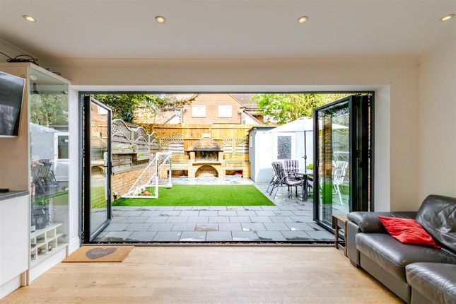 15, St. Paul Close, Uxbridge photo 4