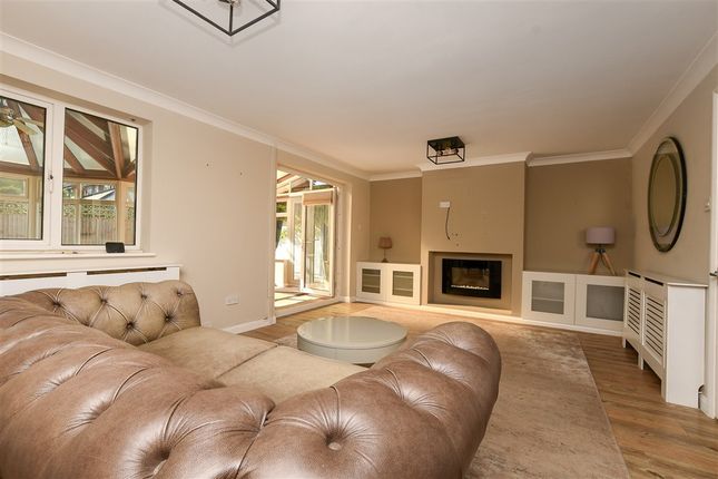 Limes Avenue, Horley photo 4
