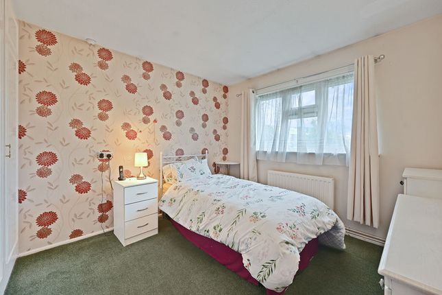 27, Bladon Gardens, Harrow photo 3