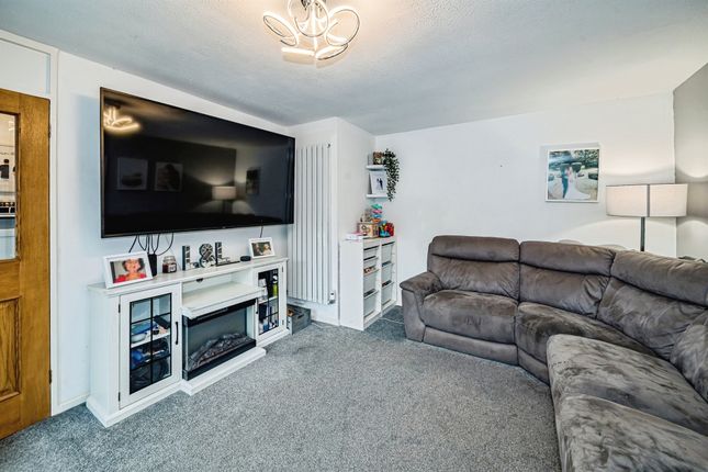 25, Fairfax Crescent, Aylesbury photo 3