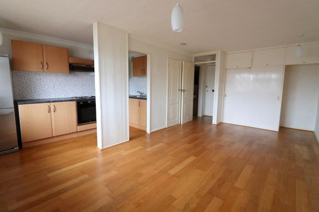 16 Burfield Court, Handcross Road, Luton photo 2