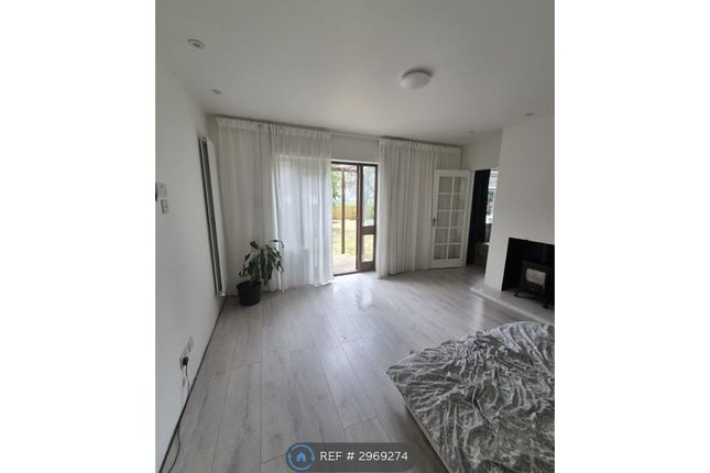 Parkhill Crescent, Wakefield photo 4
