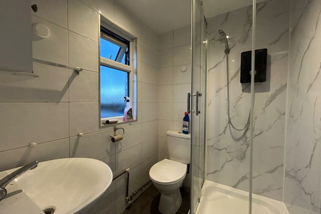 Flat 2, 84 Kingsley Road, Hounslow photo 3