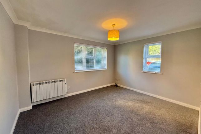 1, Downs Grove, Basildon photo 4