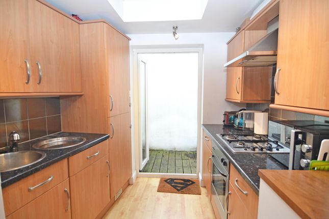 Flat C, 160, Stanley Road, Middlesex photo 2