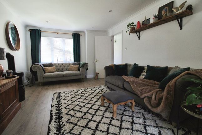22 Spencer Close, Swindon photo 2