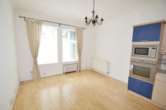 Flat to rent in Golders Green Road, London