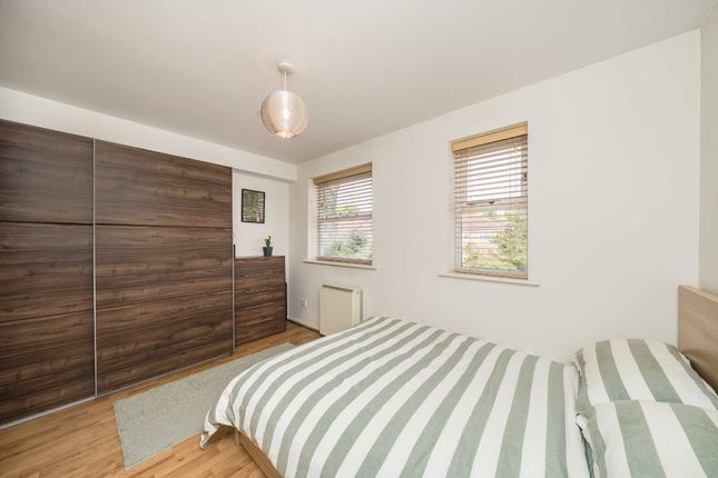 64, Macmillan Way, London photo 4