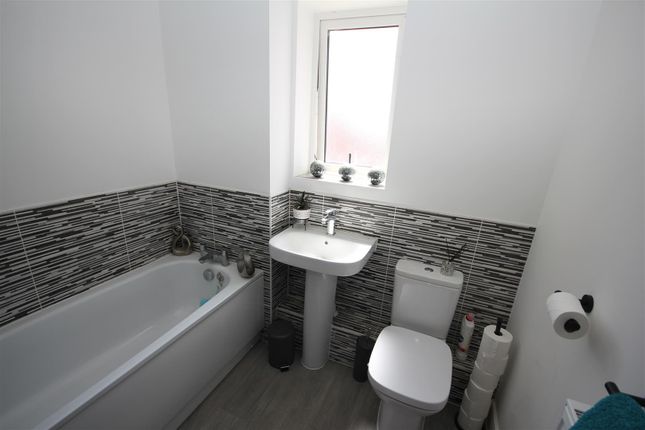 5 Swallow House, Whiteley Way, Fareham photo 4