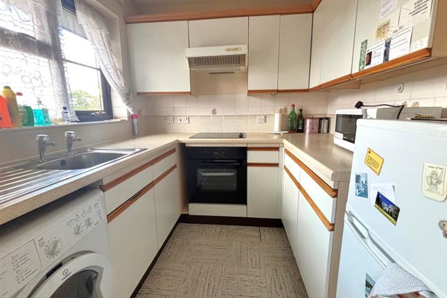 Flat 46, St. Georges Court, Addlestone photo 4