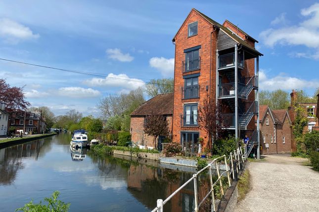 Flat to rent in The Granary, West Mills, Newbury