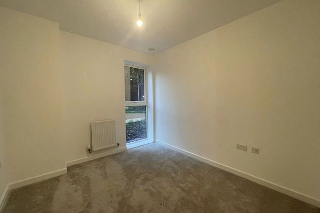 Flat 8 Tabbard Apartments, East Acton Lane, London photo 5