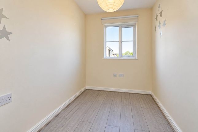 Armstrong Close, Borehamwood photo 4
