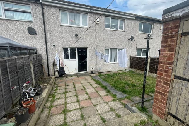 16 Bruce Gardens, Leeds photo 4