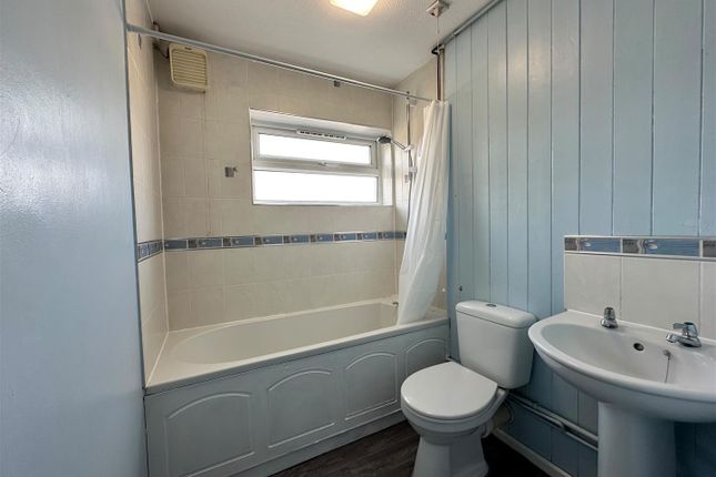 Flat 8, Garland Court, Meadow Road, Cirencester photo 2