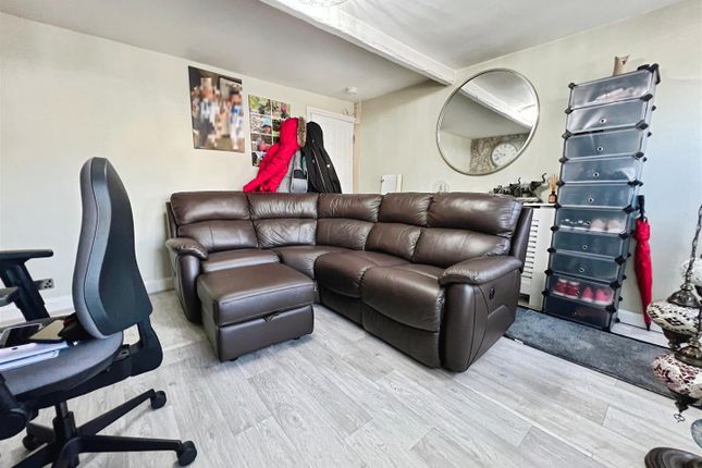 4A, Apperley Road, Bradford photo 4