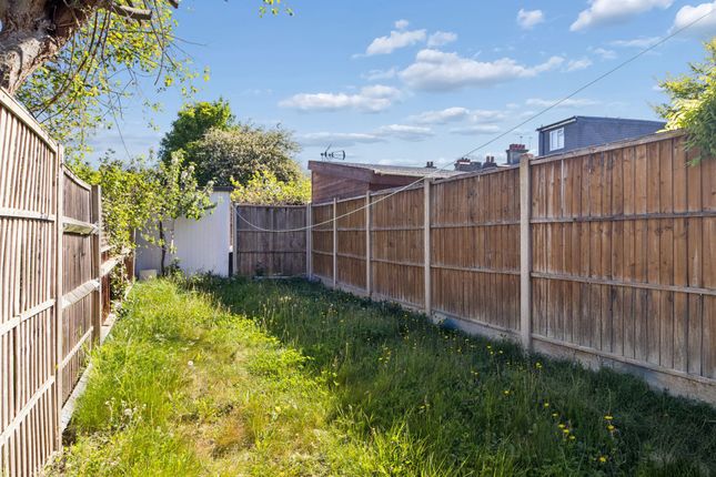 86 Queens Avenue, Watford photo 4
