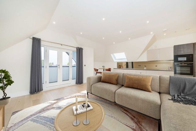 Flat 12 Lyons, 1, Oak Hill Road, Surbiton photo 3