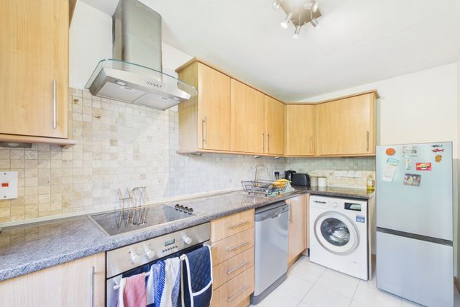 21, Tanglewood Way, Feltham photo 3