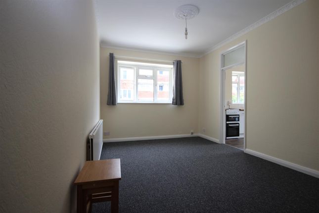 Flat to rent in Goodson Road, Harlesden