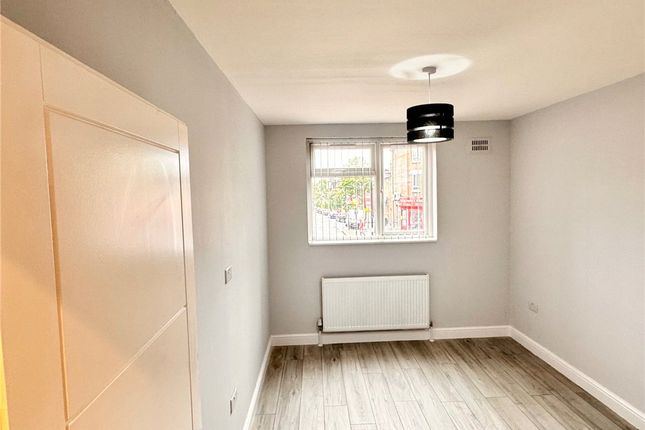 Flat to rent in Vale Court, The Vale, London