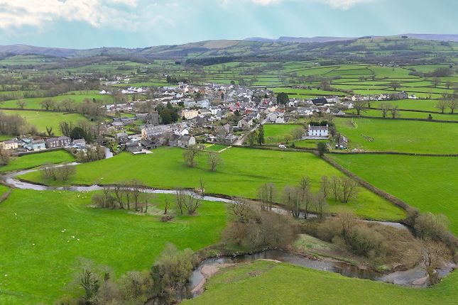 Fferm Cwrt y Plas, Walters Road, Llangadog photo 4