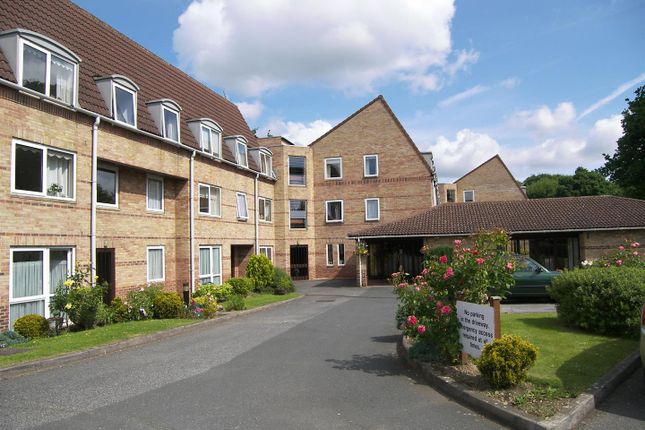 Flat for sale in Homewillow Close, London