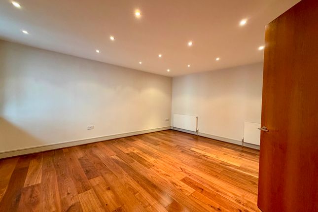 Flat 3, Turks Boatyard, Thames Side, Kingston upon Thames photo 4