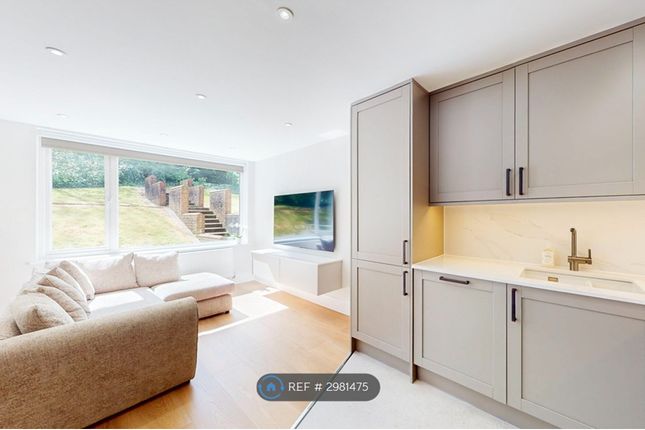 Flat, Harney Court Ommaney Road, London photo 2