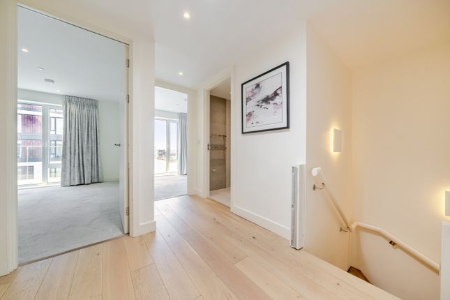 Flat 1704, Deveraux House, Duke Of Wellington Avenue, London photo 4