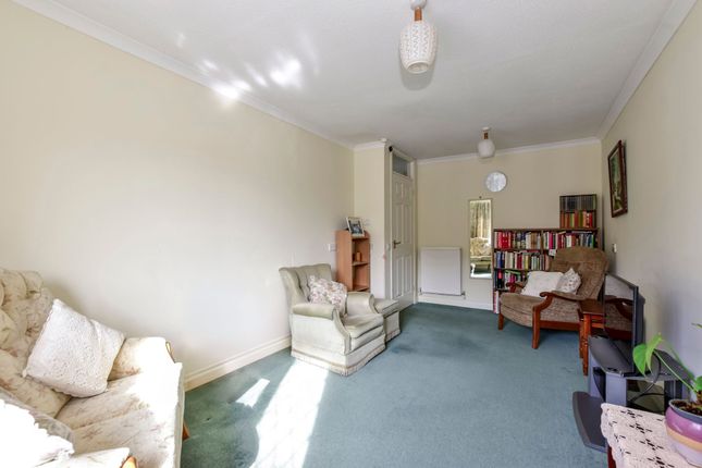 8 De Havilland Way, Abbots Langley photo 2