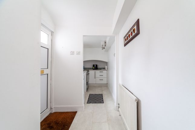 Flat to rent in North End Road, London