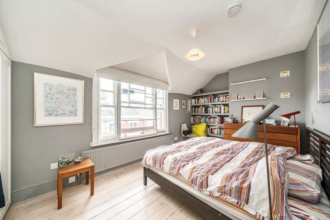Top Floor Flat, 14, Gascony Avenue, London photo 3