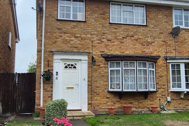 3-bed semi-detached on Fintry Walk, Farnborough, £300,000