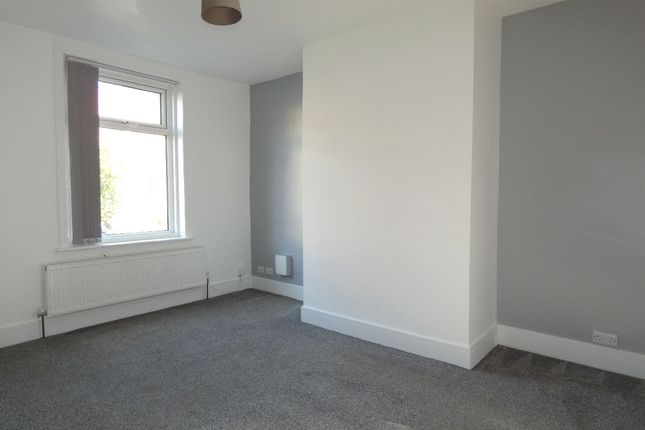 83 Carlinghow Lane, Batley photo 3