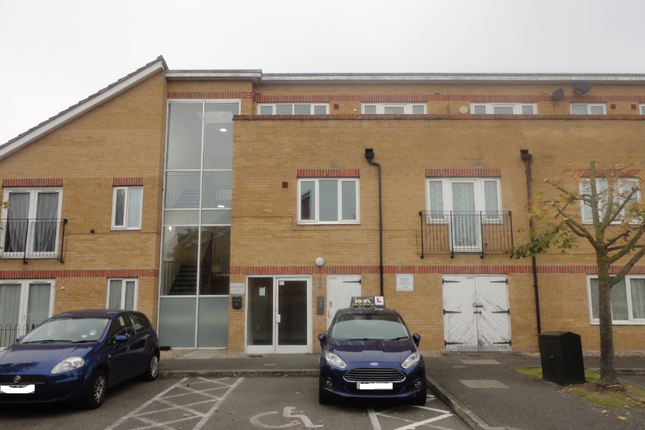Flat to rent in Fenton Court, Hounslow
