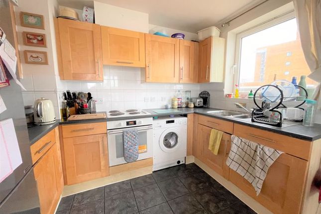 Flat to rent in Inverness Mews, London